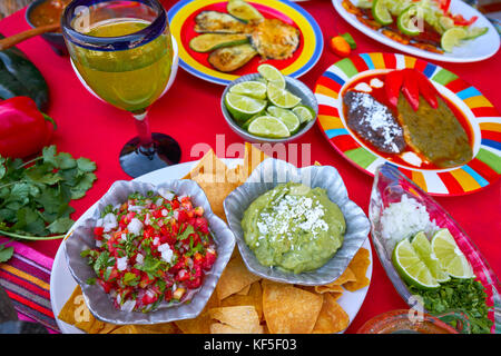 Mexikanische Rezepte mix auf einem bunten Tisch mit Saucen aus Mexiko Stockfoto