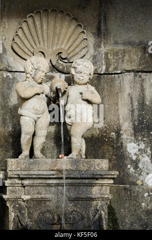 Brunnen von zwei kleinen Engel in Stein Stockfoto