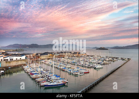 Luftaufnahme des San Francisco Boat Harbour mit dem Pier 39 im Hintergrund bei Sonnenaufgang, Kalifornien, USA. Stockfoto