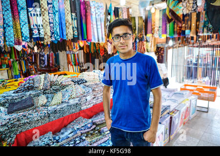 Shiraz, Iran - 19. April 2017: ein Stoff der Verkäufer für einen Fotografen in seinem Shop posieren. Stockfoto