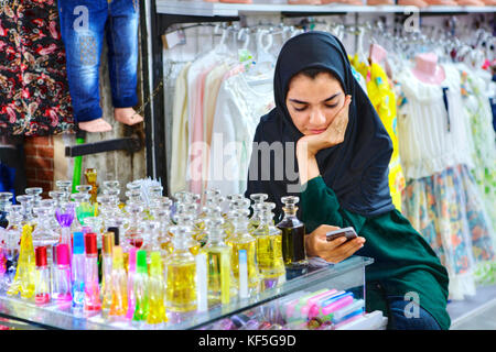 Shiraz, Iran - 19. April 2017: Iranische muslimische Frau verkauft WC Wasser. Stockfoto