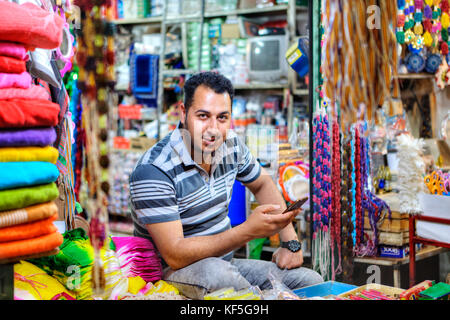 Shiraz, Iran - 19. April 2017: reifer Mann verkauft Tuch in ein Textilgeschäft. Stockfoto