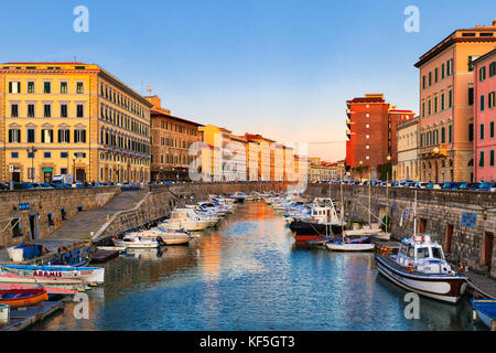 Charmante Boot gesäumten Kanal, Livorno, Toskana, Italien. Stockfoto