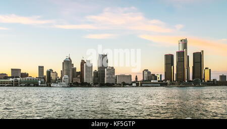 Detroit, MI, USA - 2. Oktober 2016: Detroit City Skyline in der Dämmerung ab Windsor, Ontario, Kanada. Stockfoto