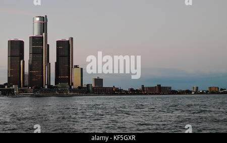 Detroit, MI, USA - 2. Oktober 2016: Detroit City Skyline in der Dämmerung ab Windsor, Ontario, Kanada. Stockfoto