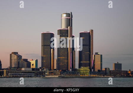 Detroit, MI, USA - 2. Oktober 2016: Detroit City Skyline in der Dämmerung ab Windsor, Ontario, Kanada. Stockfoto