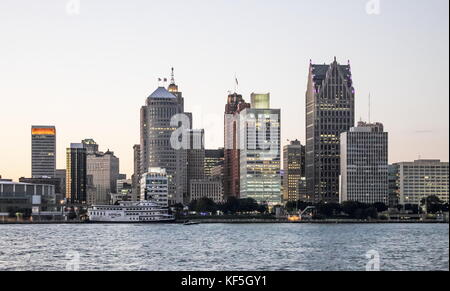 Detroit, MI, USA - 2. Oktober 2016: Detroit City Skyline in der Dämmerung ab Windsor, Ontario, Kanada. Stockfoto