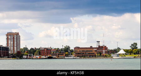 Detroit, MI, USA - 2. Oktober 2016: Architektur Futter im Osten am Flussufer entlang des Detroit River in Detroit. Stockfoto