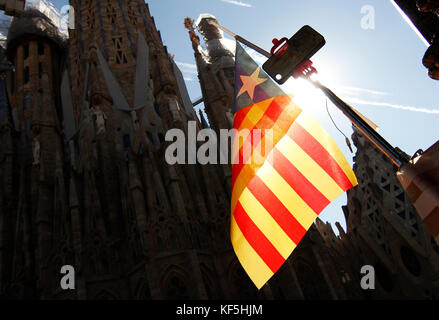 Die Estelada der Flagge pro Unabhängigkeit Kataloniens winken vor der Sagrada Familia von Gaudi, Barcelona Stockfoto