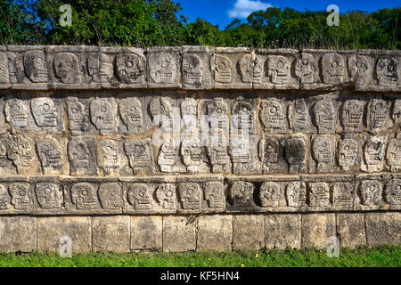 Chichen Itza tzompantli die Wand der Schädel in Mexiko Yucatan Stockfoto