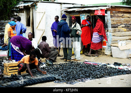 Afrikanische Schuhe/Sandalen auf einem lokalen Markt im nördlichen Tansania verkauft. Stockfoto