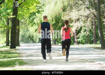 Ansicht der Rückseite des jungen athletischen Paar Joggen im Park Stockfoto