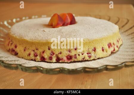 Obst Kuchen auf eine Platte - Dessert Kuchen mit roten Johannisbeeren und Pfirsiche Stockfoto