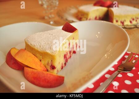 Obst Kuchen auf eine Platte - Dessert Kuchen mit roten Johannisbeeren und Pfirsiche Stockfoto