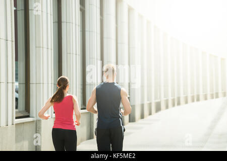 Ansicht der Rückseite des jungen Paares zusammen läuft Stockfoto