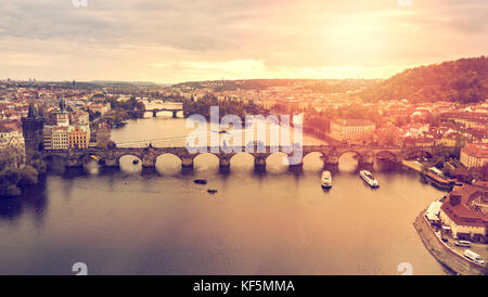 Panoramaaussicht auf der Karlsbrücke bei Sonnenuntergang - Prag, Tschechien Stockfoto