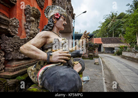 Bunte Statue am Eingang zu einem örtlichen Gemeindezentrum. Jalan Kajeng Street, Ubud, Bali, Indonesien. Stockfoto