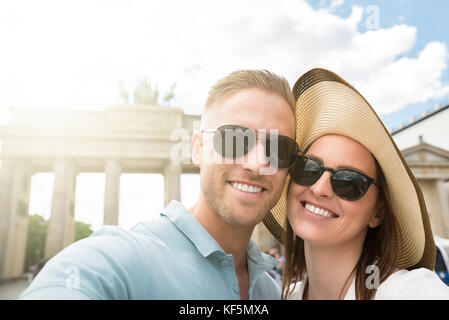 In der Nähe der Jugendlichen glückliches Paar stehend am Brandenburger Tor Stockfoto