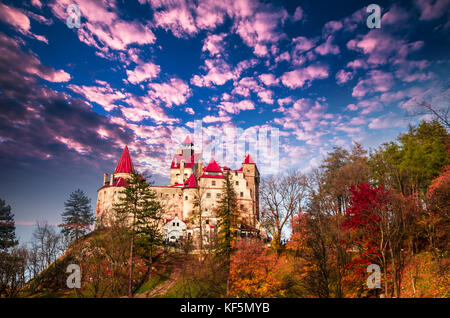 Schloss Bran, Siebenbürgen, Rumänien. Ein mittelalterliches Gebäude wie das Schloss von Dracula bekannt. Stockfoto
