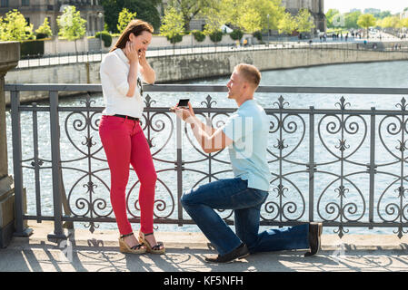 Junger Mann mit Ring, Vorschlag, Frau Stockfoto