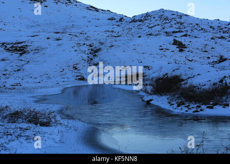 Eisigen Fluss in den Bergen Stockfoto