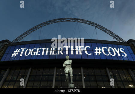 Eine allgemeine Ansicht der Bobby Moore Statue vor dem Wembley Stadion vor dem Carabao Cup, Fourth Round Spiel in Wembley, London. Stockfoto