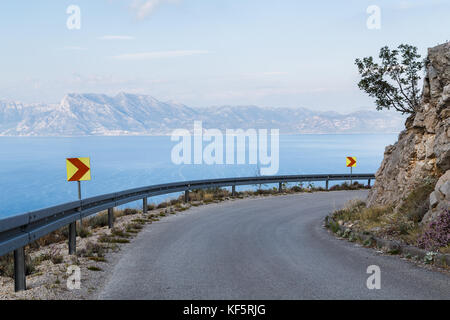 Ein in den steilen Küstenstraße Biegung an oskorusno auf der nördlichen Seite der Halbinsel Peljesac in Kroatien. Der Start des Biokovo Gebirge können Stockfoto