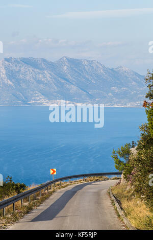 Ein in den steilen Küstenstraße Biegung an oskorusno auf der nördlichen Seite der Halbinsel Peljesac in Kroatien. Der Start des Biokovo Gebirge können Stockfoto