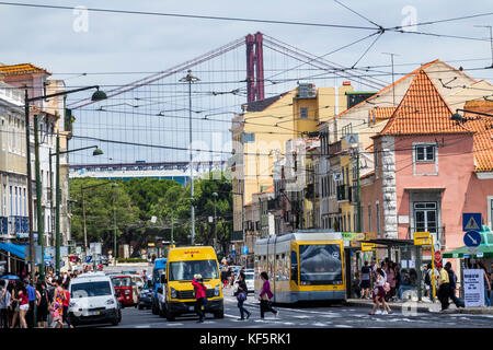 Lissabon Portugal, Belem, historisches Viertel, Rua de Belem, Gebäude, Straßenkreuzung, Verkehr, Straßenbahn, Blick auf Ponte 25 de Abril, Brücke vom 25. April, über dem Gebäude Stockfoto