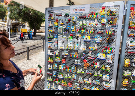 Lissabon Portugal, Belem, historisches Viertel, Rua de Belem, Straße, Verkäufer verkaufen Verkauf, Stände Stand Markt Souvenirs, Kühlschrank Magnete, Frau Stockfoto