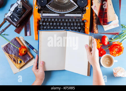 Arbeitsbereich mit Vintage orange Schreibmaschine Stockfoto