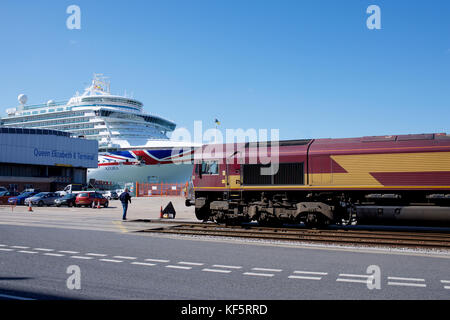 Class 66 Lokomotive an den Southampton Docks mit einem Kreuzfahrtschiff im Hintergrund Stockfoto