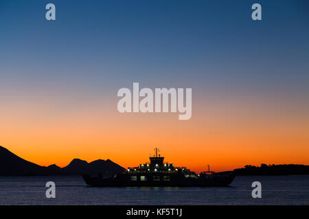 Die stündlichen Autofähre Verknüpfung der Halbinsel Peljesac und der Insel Korcula bei Sonnenaufgang gesehen an einem frühen Morgen. Stockfoto