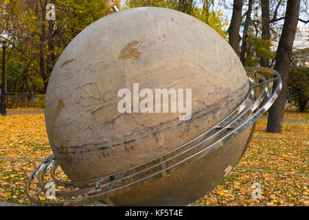 Mock Globus vor dem Hintergrund der Herbst Stockfoto