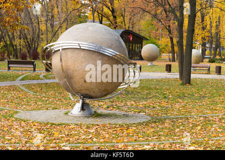 Mock Globus vor dem Hintergrund der Herbst Stockfoto