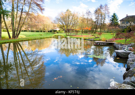 Schönen Herbst Konzept mit Teich und Bäume um Stockfoto