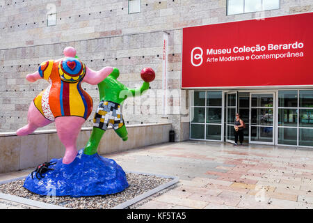 Lissabon Portugal, Belem, Centro Cultural de Belem, Innenhof, Museu Colecao Berardo, zeitgenössische, moderne Kunst, Museum, Niki de Saint-Phalle, Les Baigneuse, Polye Stockfoto