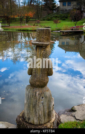 Wasser - sprite Statue im Herbst Teich Stockfoto