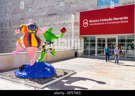Lissabon Portugal,Belem,Centro Cultural de Belem,Innenhof,Museu Colecao Berardo,zeitgenössische,moderne Kunstwerke,Museum,Niki de Saint-Phalle,Les Baigneu Stockfoto