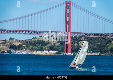 Lissabon Portugal,Belem,Wasser am Fluss Tejo,Ponte 25 de Abril,Brücke vom 25. April,Aufhängung,Turm,Segelboot,Segeln,Aussicht,Almada,Skyline,Hispanic Latin La Stockfoto