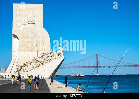 Lissabon Portugal,Belem,Wasser am Fluss Tejo,Padrao dos Descobrimentos,Monument der Entdeckungen,Henry der Seefahrer,Uferpromenade,Ponte 25 de Abr Stockfoto