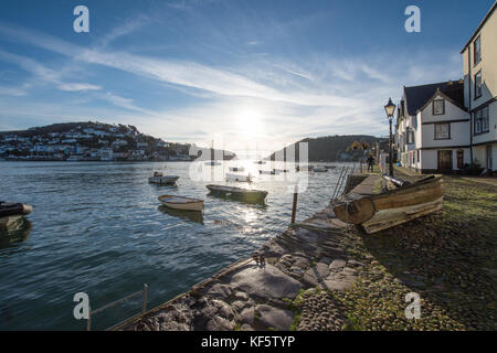 Wunderschöne frühe Morgenaufnahme von Dartmouth von Bayards Cove mit einem Holzboot am Kai und Booten, die auf dem Wasser mit der Sonne aufgehen Stockfoto