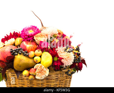 Reife Früchte und Blumen Zusammensetzung in einem Korb Stockfoto