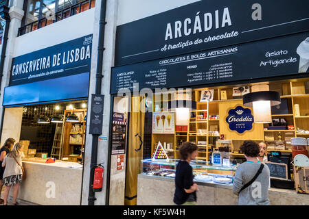 Lissabon Portugal, Cais do Sodre, Mercado Da Ribeira, Markthalle, Food Court plaza Tischtische zwangloses Essen, Essen, Stall, Conserveira de Lisboa, Portugiesisch Stockfoto