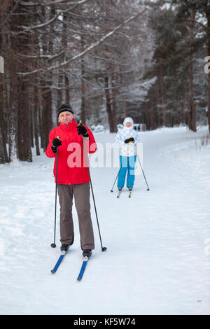 Vater und Tochter zusammen bleibt auf Schnee Ski laufen im winterlichen Wald Stockfoto