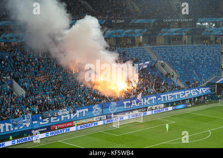 Saint-Petersburg, Russland - Nov 21, 2017: die Fans von zenit mit Waldbränden ist über Tor. der Meisterschaft von Russland. Fußballspiel zwischen Zenit und din Stockfoto