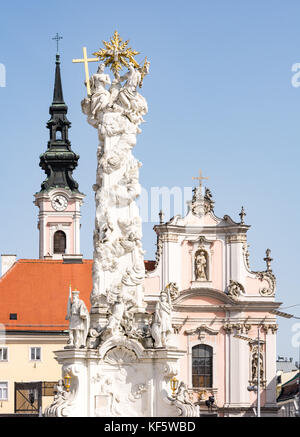 Die Dreifaltigkeitssäule (18. Jh.) und die Franziskanerkirche auf dem Rathausplatz in Sankt Pölten (Austr Stockfoto