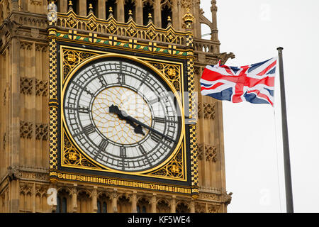 Ein Union Jack Flagge im Wind mit Big Ben, den Glockenturm und das Parlamentsgebäude, Vereinigtes Königreich Stockfoto