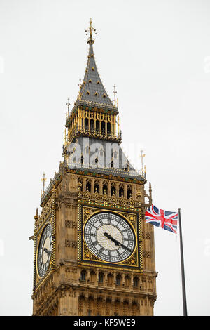 Ein Union Jack Flagge im Wind mit Big Ben, den Glockenturm und das Parlamentsgebäude, Vereinigtes Königreich Stockfoto