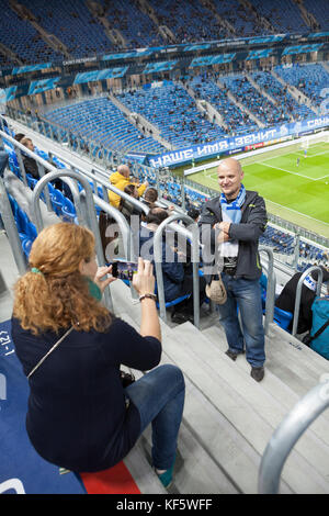 Saint-Petersburg, Russland - Nov 21, 2017: Zuschauer nehmen Sie Bilder gegen Herunterfallen sichern grüne Fußballplatz. russischen Meister Fußballspiel zwischen Zenit und Dinamo Stockfoto